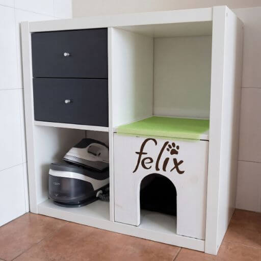 Estante branca otimizada com toca de gato customizada Felix para enriquecimento ambiental em apartamento.