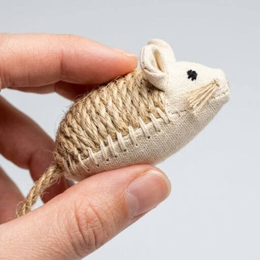 Inspeção atenta da qualidade e segurança dos materiais atóxicos antes de oferecer os brinquedos interativos para gatos ao felino.