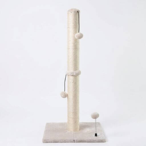 Estrutura completa do arranhador vertical bege para gatos, mostrando o poste grosso revestido de corda de sisal para afiar as unhas.