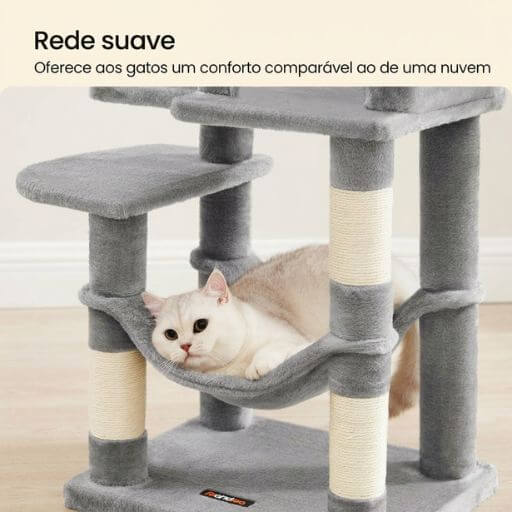 Gato relaxado numa rede suave na base da árvore para gatos.