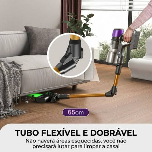 Mulher usando aspirador vertical com tubo flexível para tirar pelo de gato do sofá e de móveis baixos sem esforço.