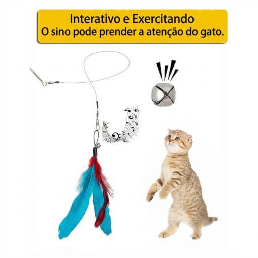 Gato doméstico focado no movimento da varinha com penas para gatos, estimulando o instinto de observação e caça.