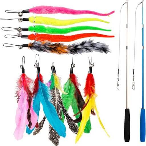 Kit completo de varinha com penas para gatos retrátil e múltiplos refis coloridos para enriquecimento ambiental felino.