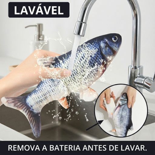 Brinquedo de peixe para gatos a ser lavado em água corrente numa torneira de cozinha após a remoção do mecanismo interno da bateria.