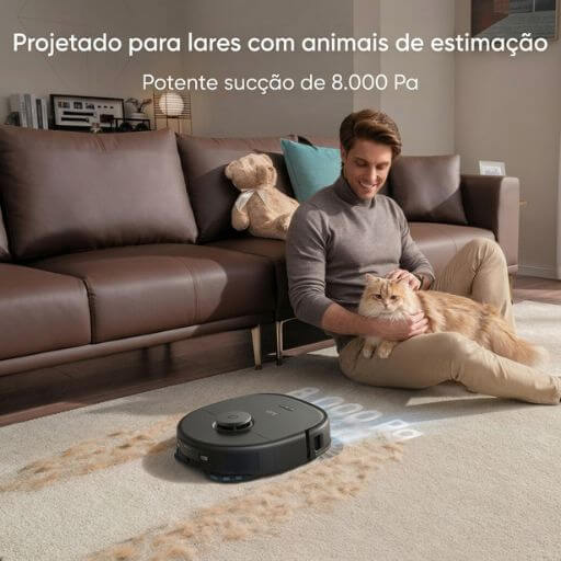  Tutor e gato relaxados na sala enquanto o aspirador robô potente suga todos os pelos do tapete