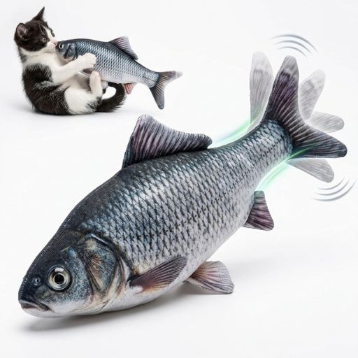 Gato filhote a abraçar e morder um brinquedo de peixe realista com catnip que simula movimentos de natação com a cauda.