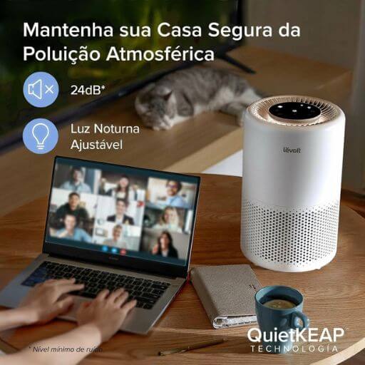 Purificador de ar para gatos Levoit Core ultrassilencioso trabalhando numa sala enquanto o felino dorme