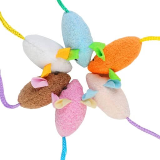 Ratinhos de brinquedo para gatos com textura peluda realista nas cores laranja, branco, amarelo e azul.