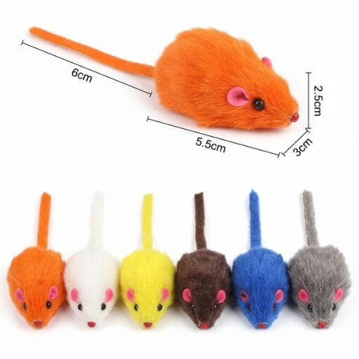 Ratinhos de brinquedo para gatos com textura peluda realista nas cores laranja, branco, amarelo e azul.