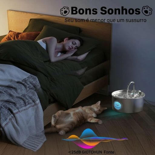 Mulher dormindo profundamente em sua cama ao lado do seu gato relaxado, provando que o bebedouro automático possui motor ultrassilencioso.