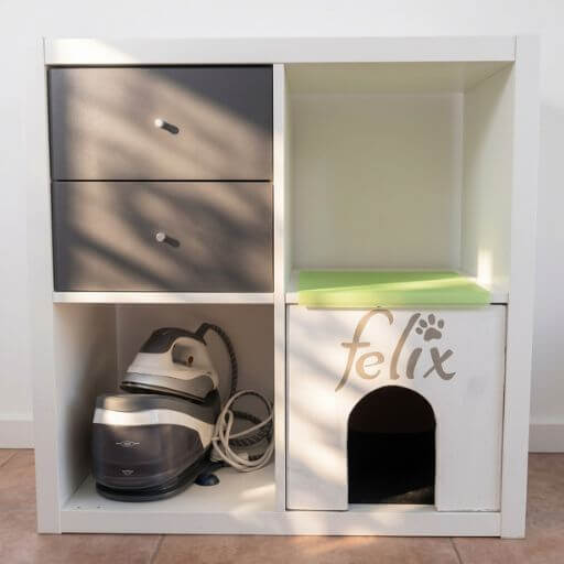 Móvel branco em nosso apartamento em Portugal com uma casinha de gato embutida, o detalhe que inspirou a nossa blindagem contra a alergia a gatos.
