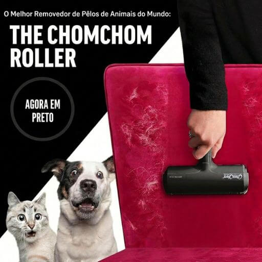 Cachorro e gato surpresos observando uma cadeira de veludo sendo perfeitamente higienizada por um rolo removedor de pelos escuro.