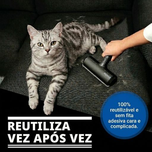 Gato rajado em um sofá escuro sendo limpo com um rolo removedor de pelos reutilizável, eliminando o uso de fita adesiva.