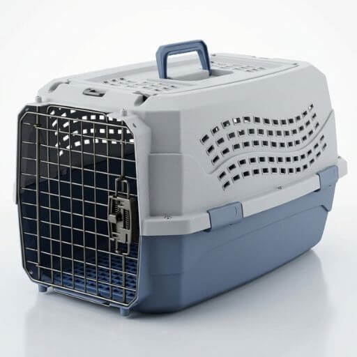 Uma caixa de transporte para gatos rígida.
