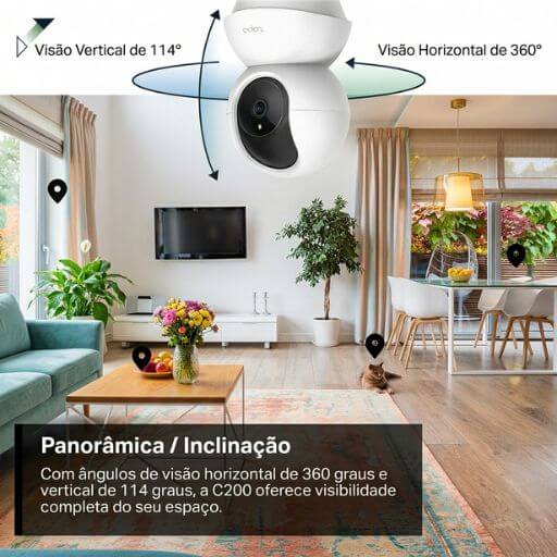 Câmera com tecnologia pet smart presa ao teto monitorando todos os ângulos verticais e horizontais da sala de estar.